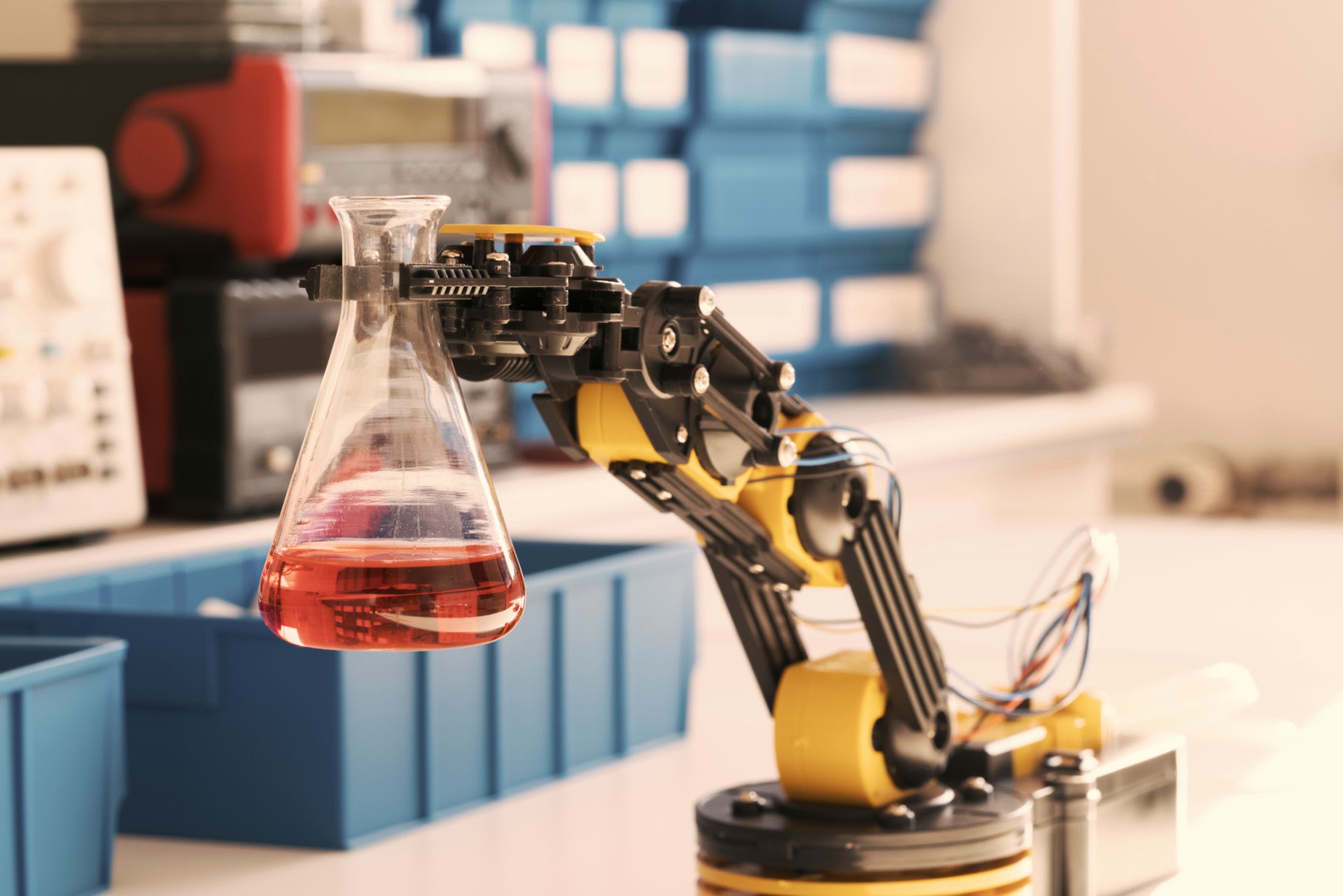 Laboratorio autónomo con brazo robótico y probeta